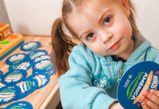 Niña con juego en la mano